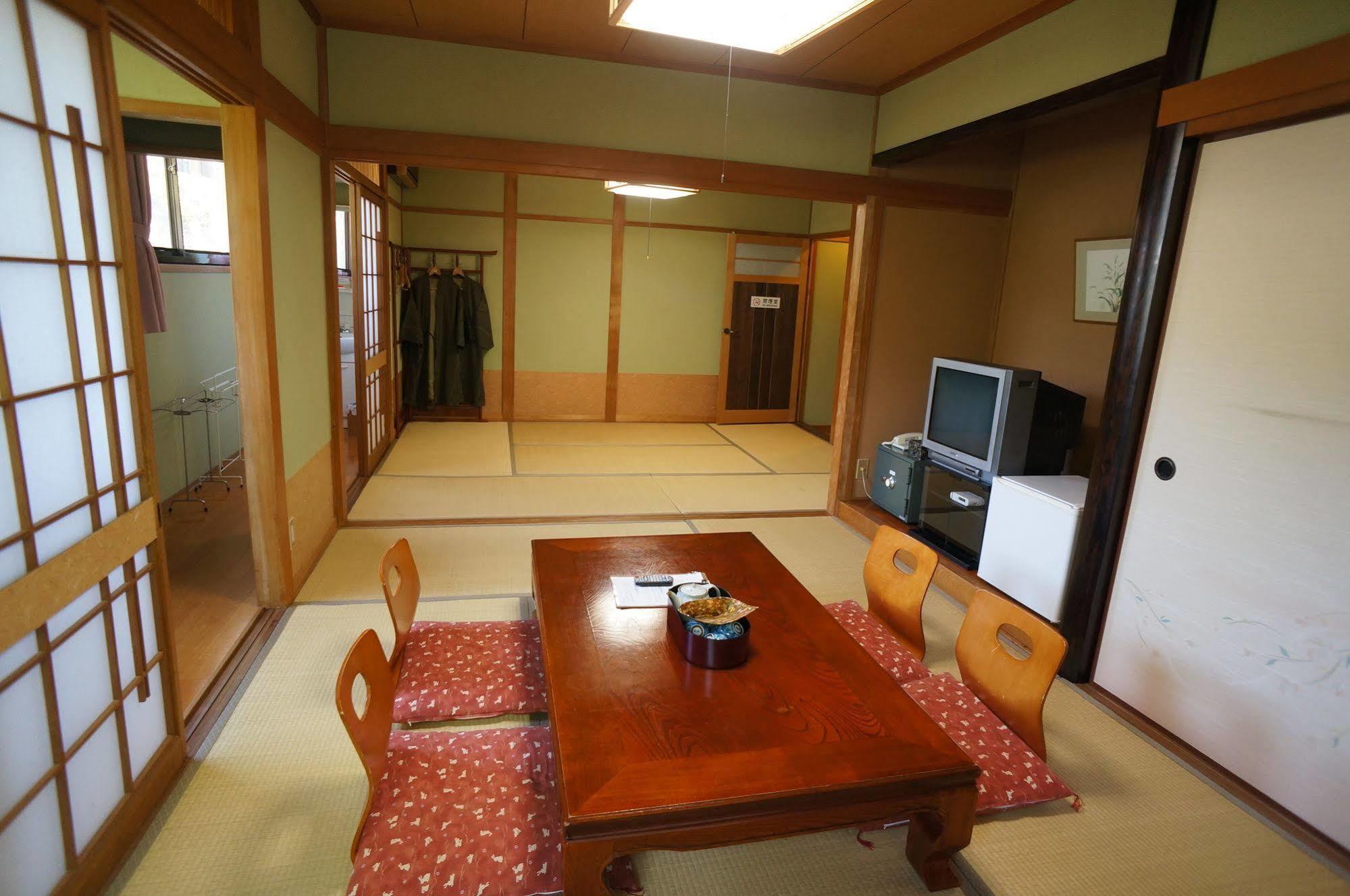 Ban-Ya Hot Spring Inn Yufu Bagian luar foto