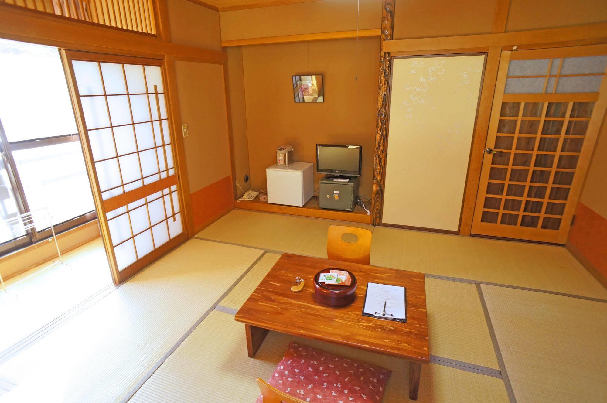 Ban-Ya Hot Spring Inn Yufu Bagian luar foto